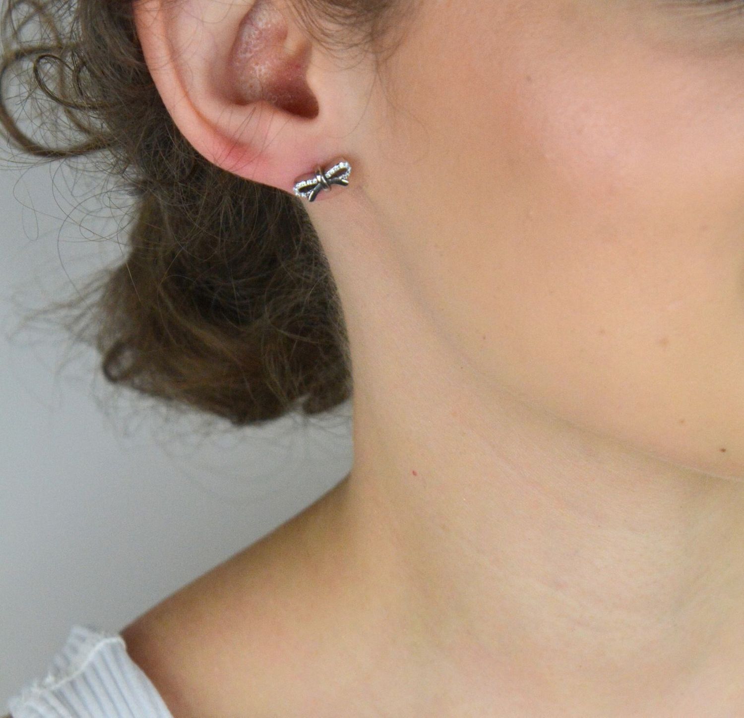 Kolczyki srebrne kokardki z cyrkoniami.jpg